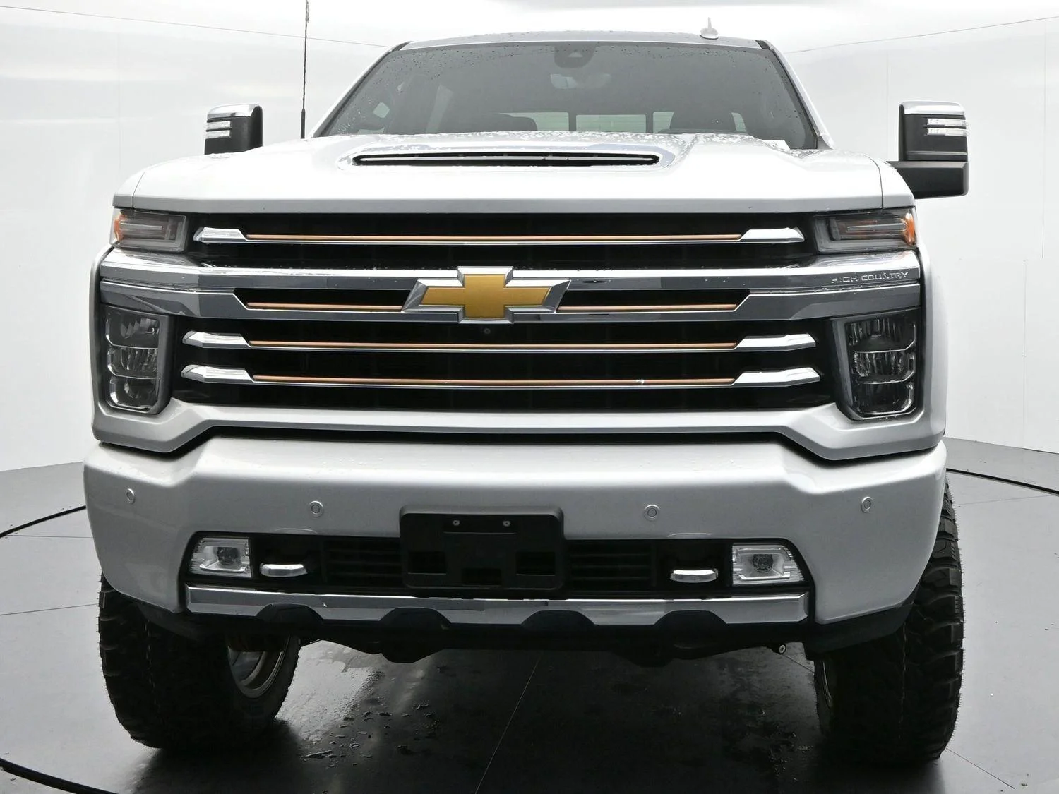 Used 2020 Silver Ice Metallic Chevrolet High Country image 3