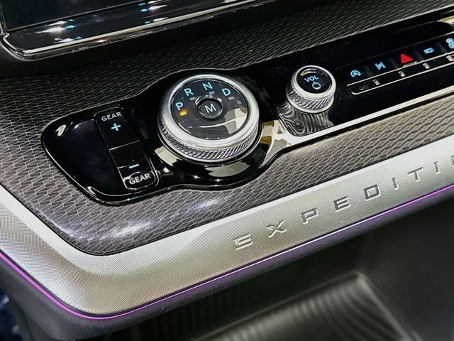 Used 2025 White Metallic Ford Platinum image 17