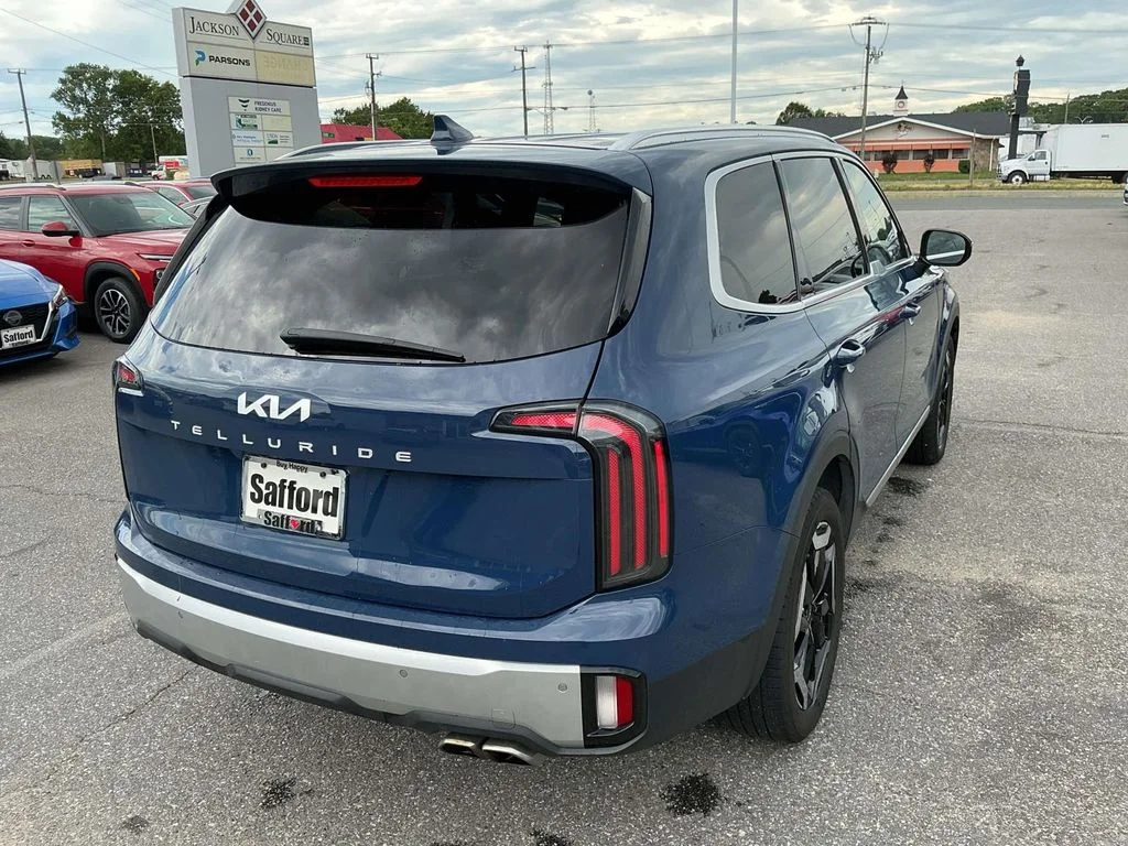 Used 2023 Black Kia EX image 10
