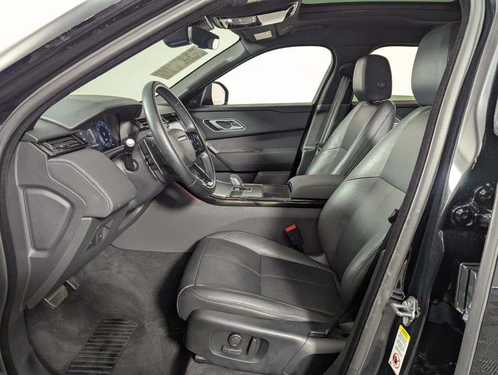 Used 2025 Black Land Rover Dynamic SE image 4