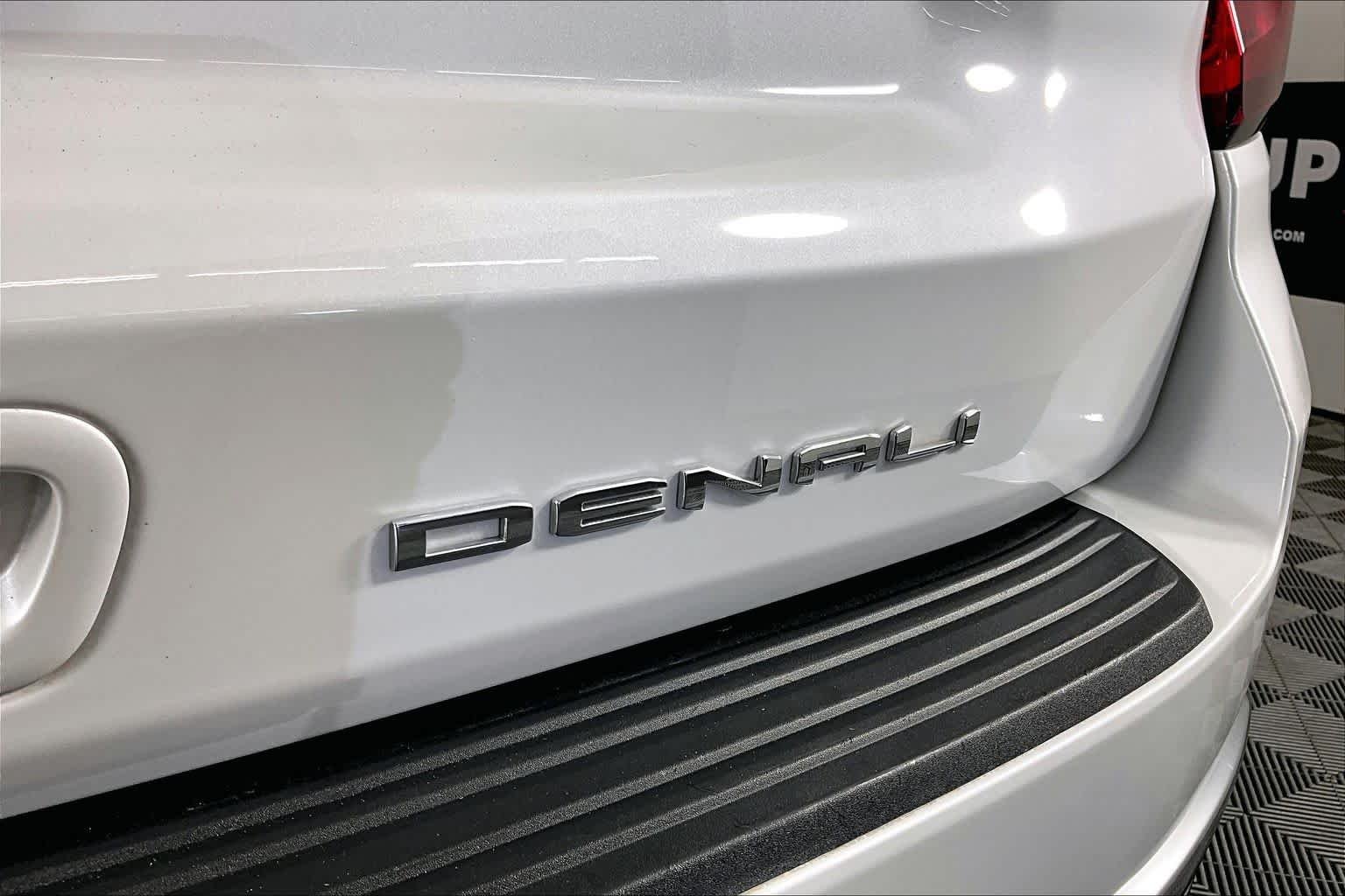 Used 2023 White Frost Tricoat GMC Denali image 9