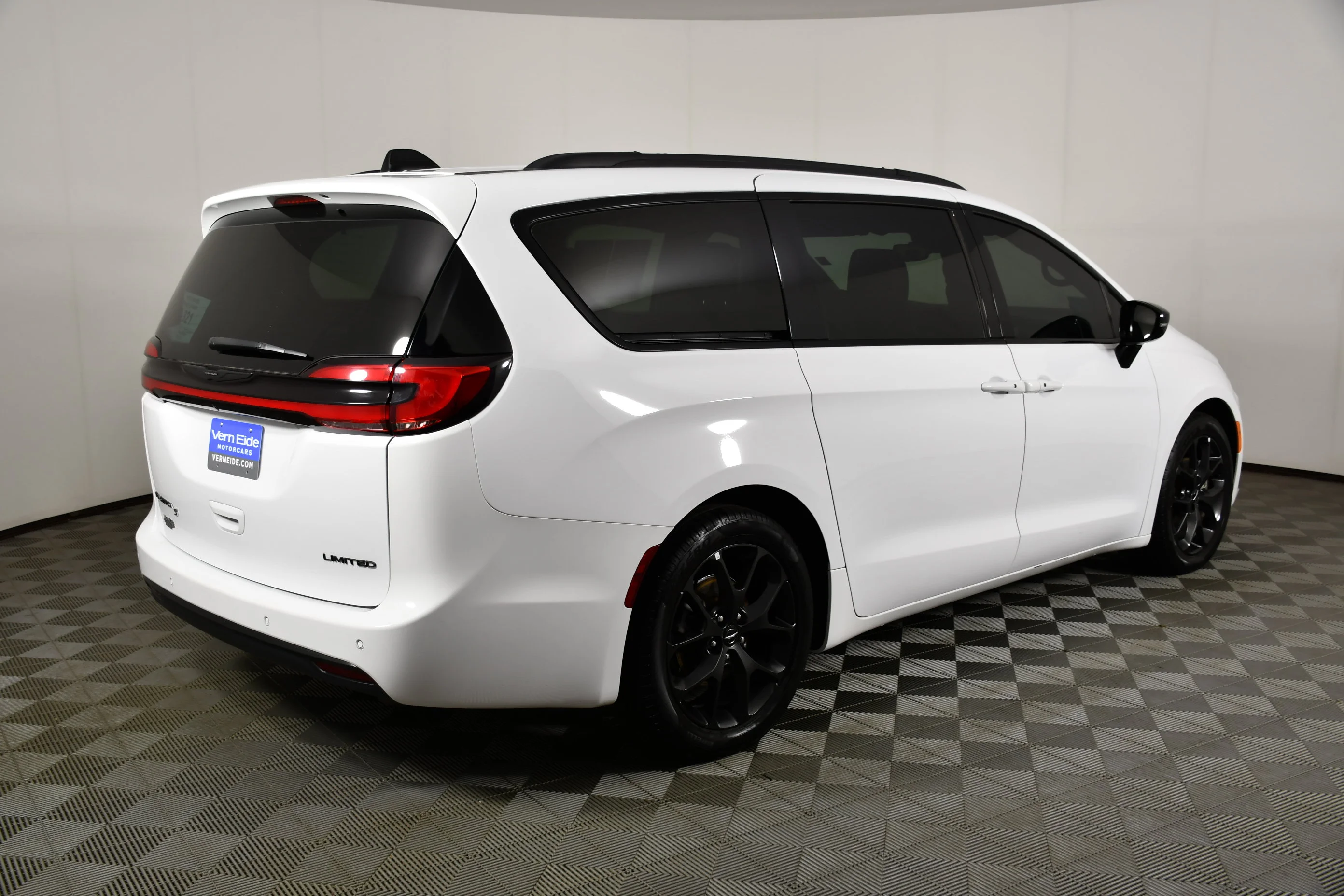 Used 2025 Bright White Clearcoat Chrysler Limited image 6