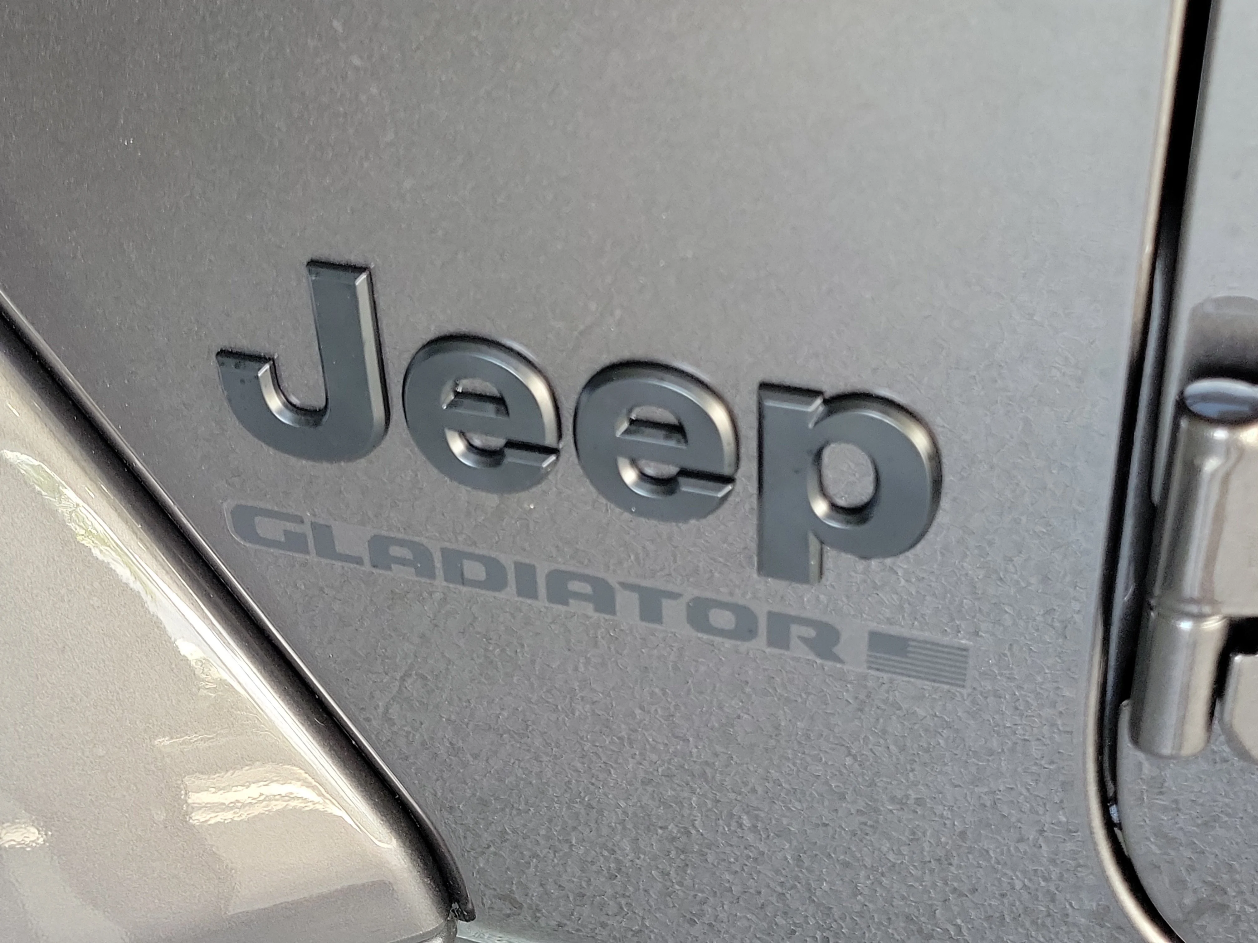 New 2026 Granite Crystal Metallic Clear-Coat Exterior Paint Jeep Sahara image 4