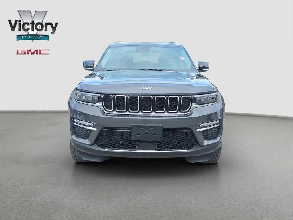 Used 2022 Gray Jeep Limited 4x4 image 3