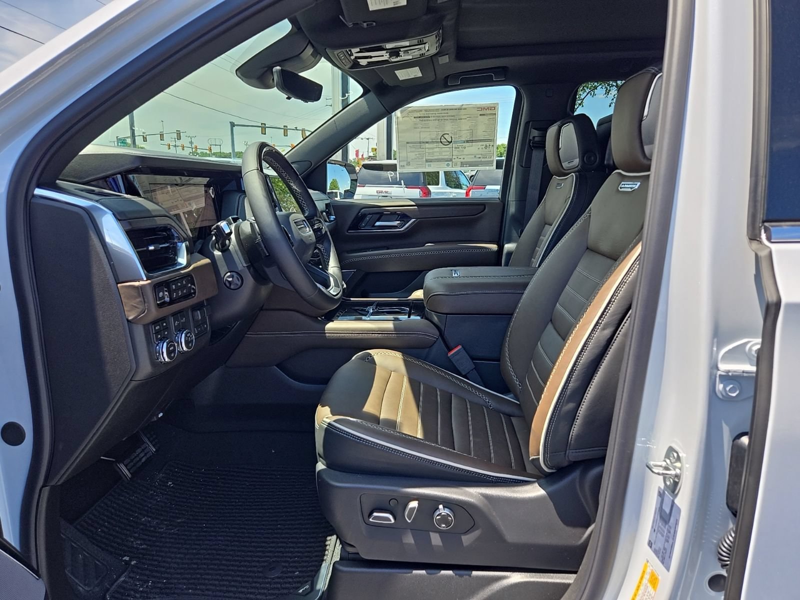 2026 GMC Yukon Denali Ultimate - Photo 32