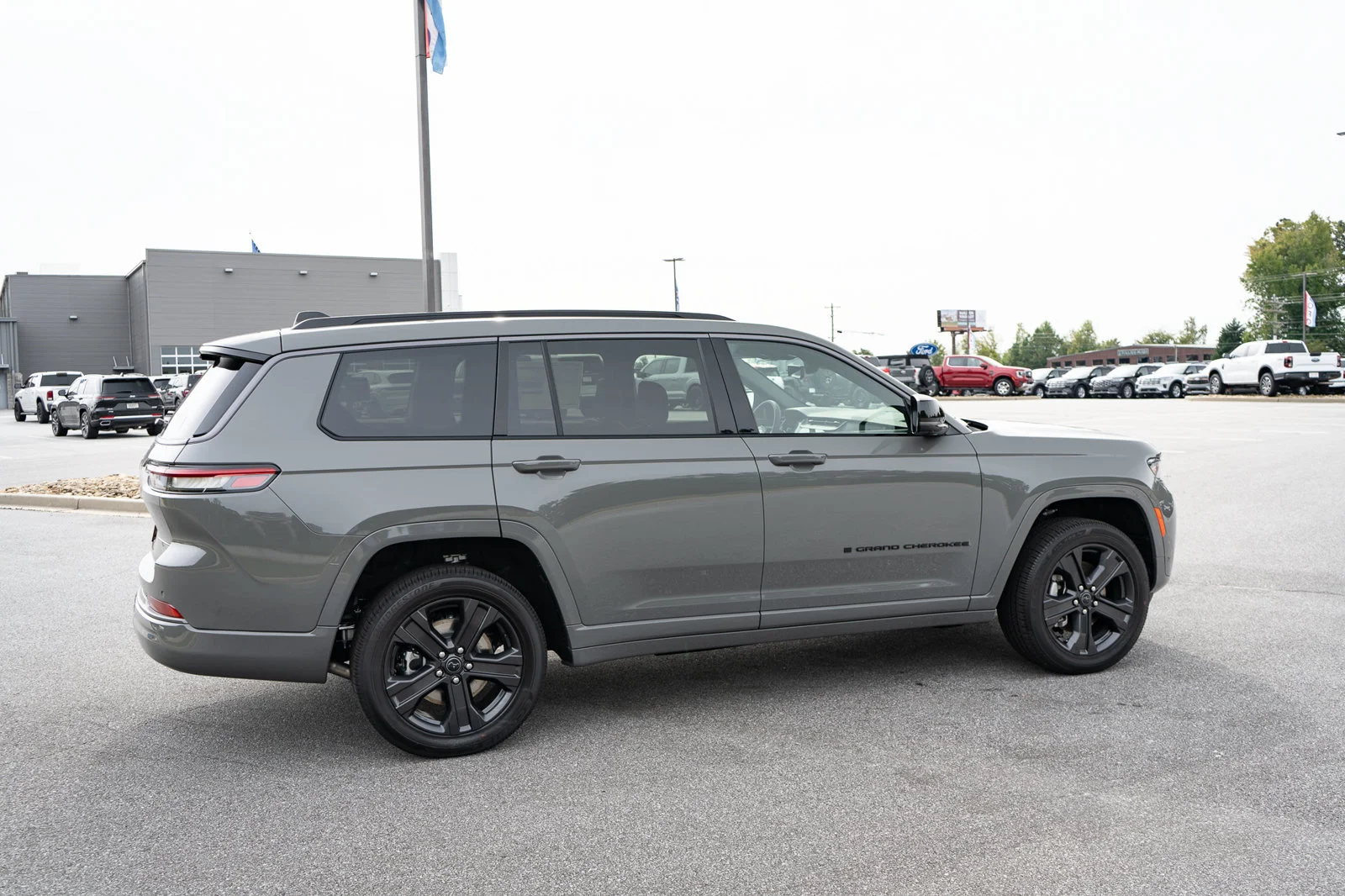 New 2027 Sting-Gray Clear-Coat Paint Jeep Limited Reserve image 10
