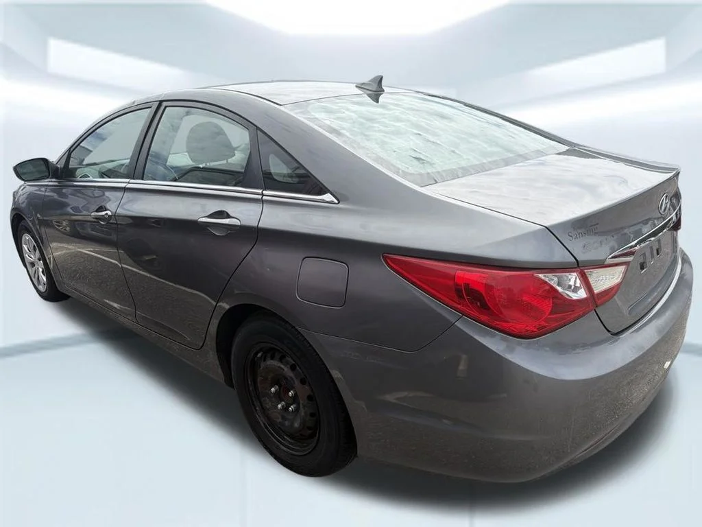 Used 2011 Gray Hyundai GLS image 9