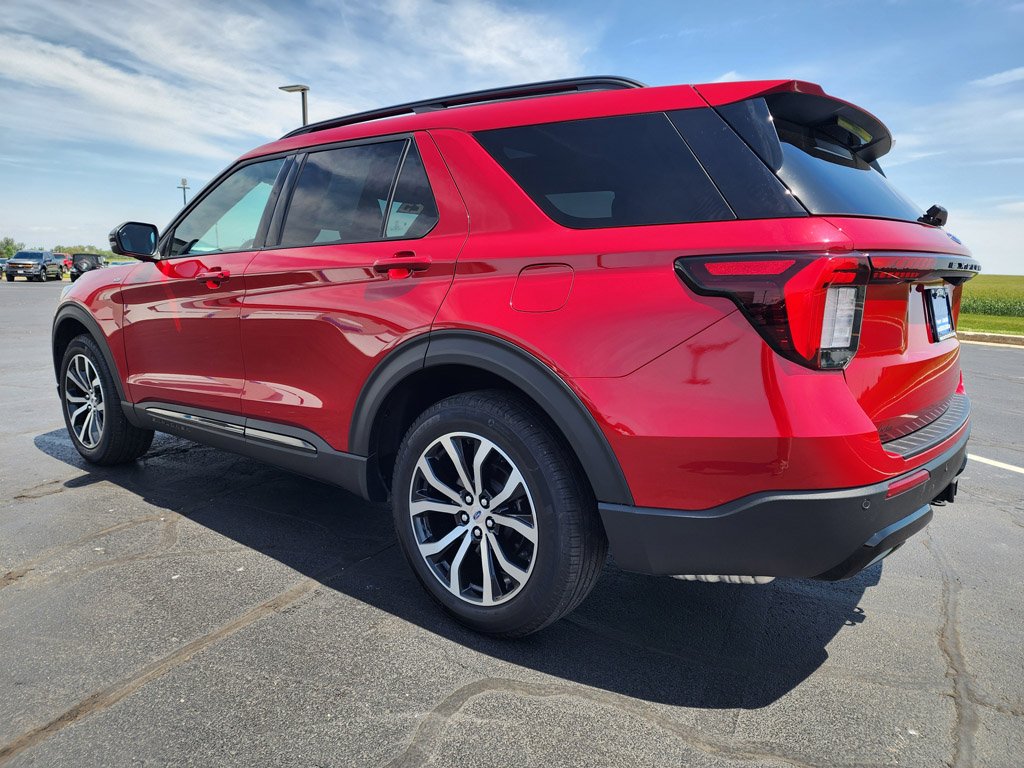 Used 2025 Rapid Red Metallic Tinted Clearcoat Ford ST-Line image 7
