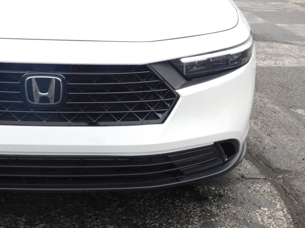 Used 2025 White Honda SE image 9