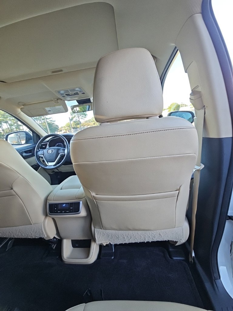 Used 2017 White Toyota XLE image 21