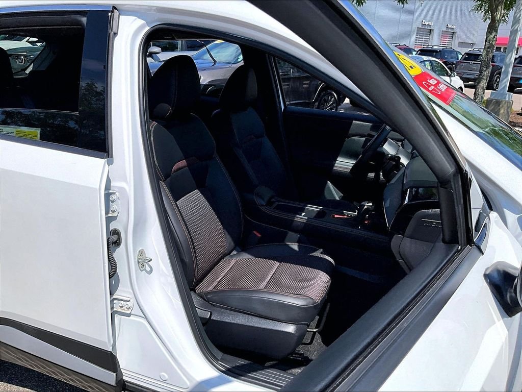 Used 2025 White Nissan SR image 11