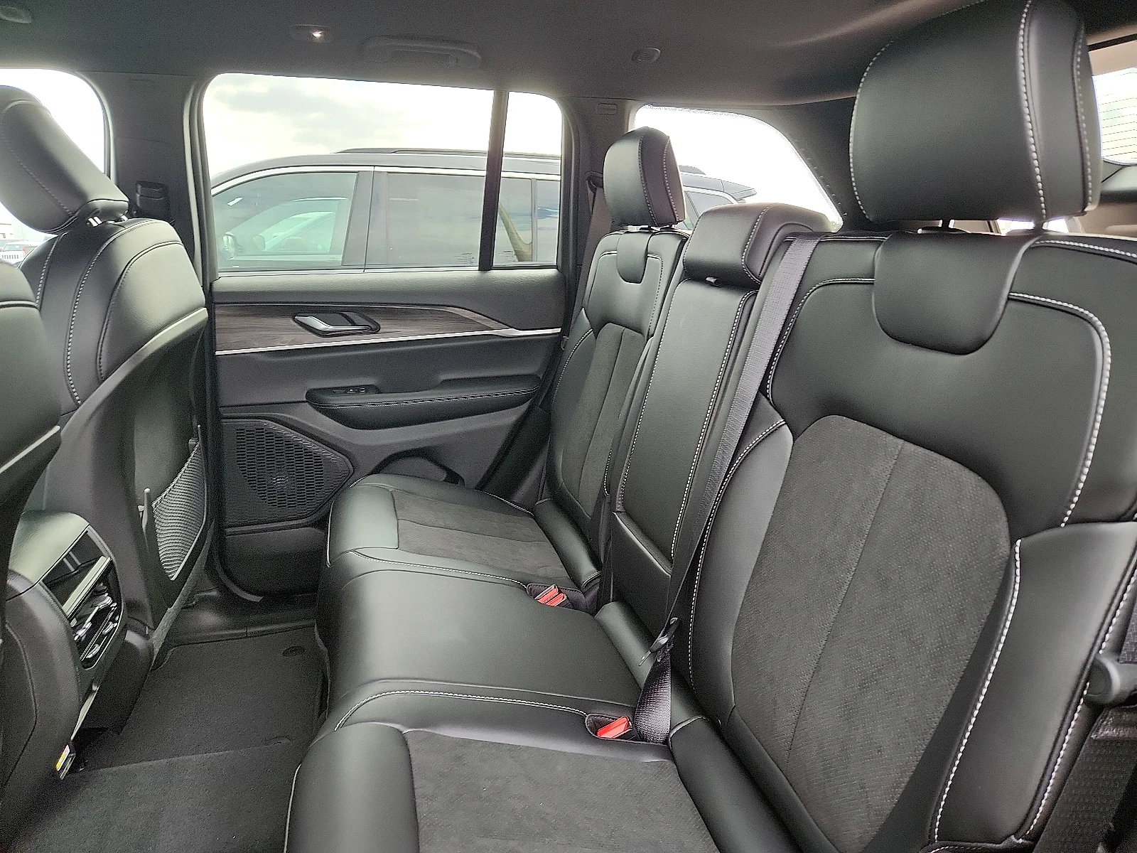 New 2027 Sting-Gray Clear-Coat Paint Jeep LAREDO ALTITUDE 4X4 image 9
