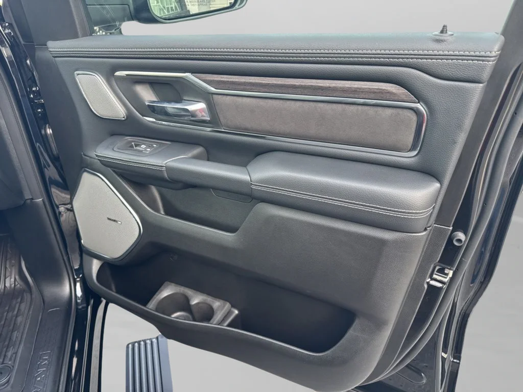 New 2026 Diamond Black Crystal Pearl-Coat Exterior Paint RAM Laramie image 40