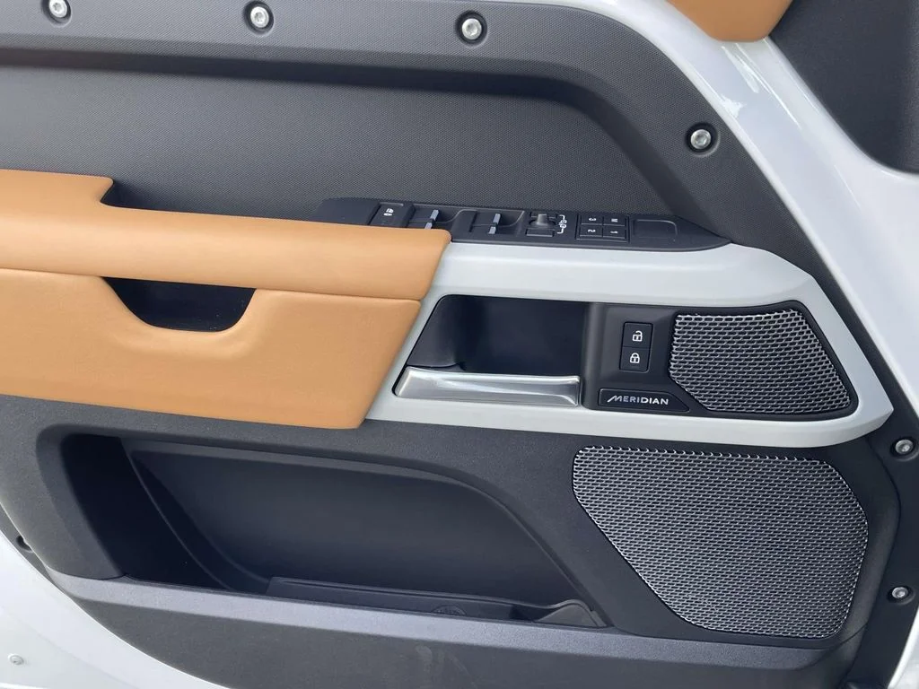 2024 Land Rover Defender X-Dynamic SE - Photo 25