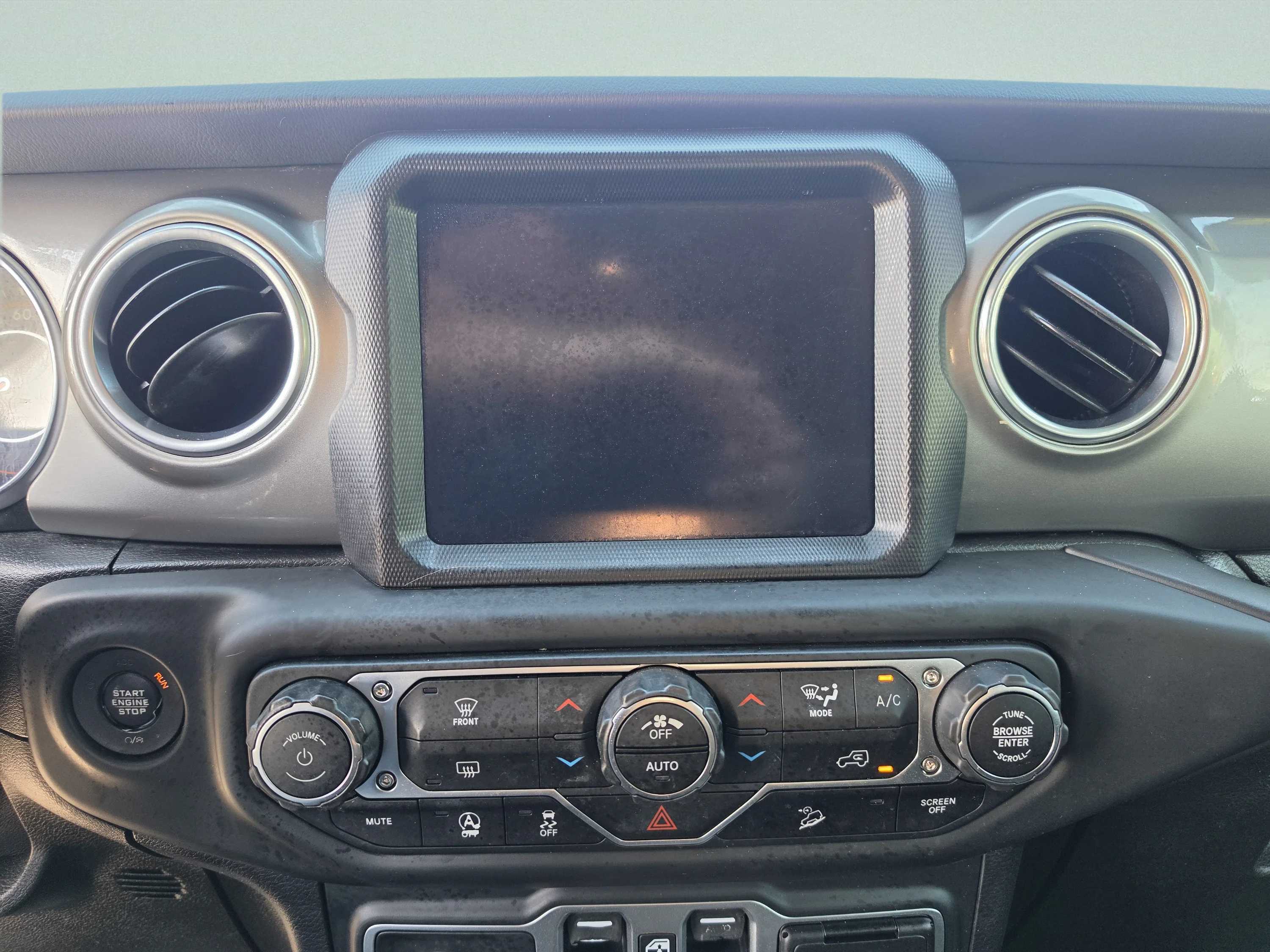 Used 2018 Granite Crystal Metallic Clearcoat Jeep Sahara image 27
