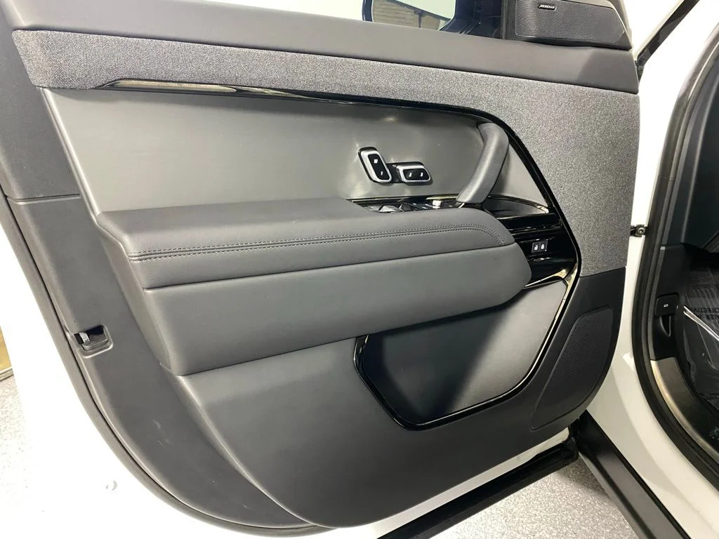 Used 2023 Fuji White Land Rover SE image 9