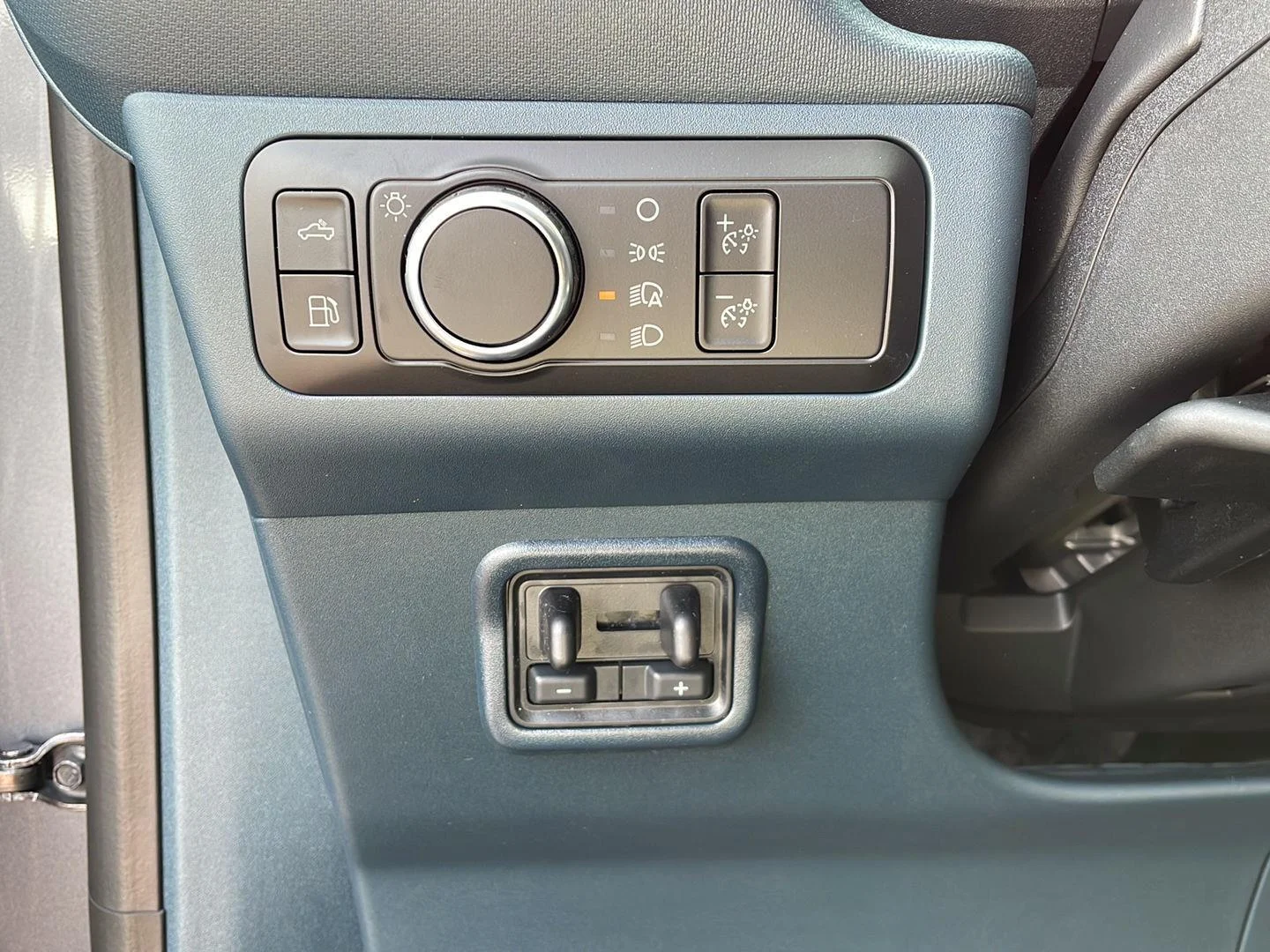 New 2026 Carbonized Gray Metallic Ford XLT image 12