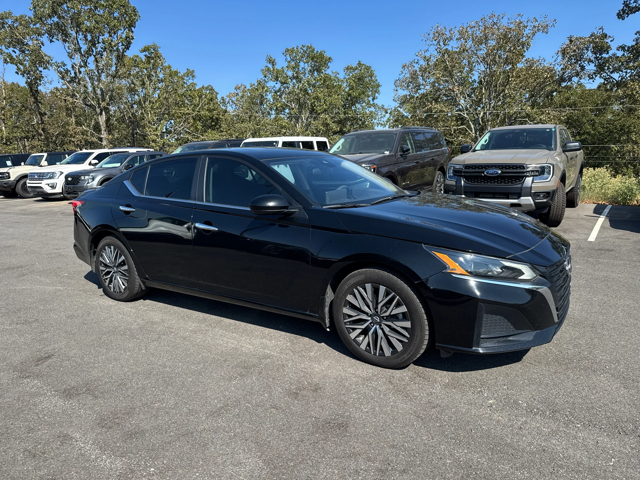 Used 2024 Super Black Nissan 2.5 SV image 4