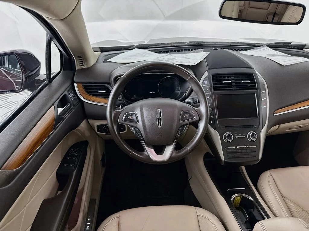 Used 2017 Burgundy Lincoln Select image 21