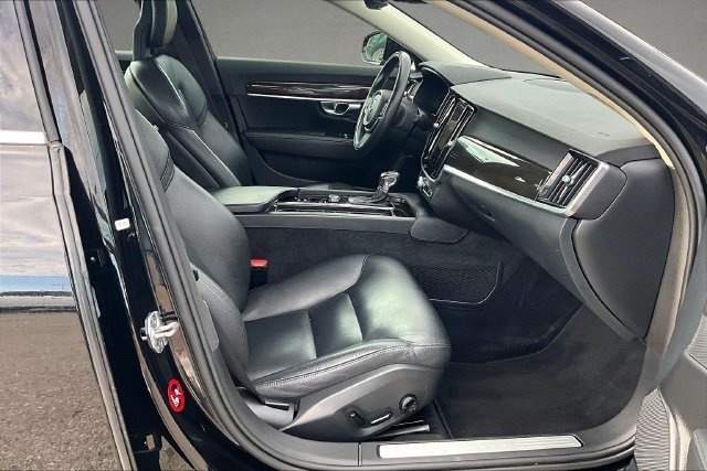 Used 2018 Black Stone Volvo T5 Momentum image 5