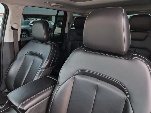 Used 2024 Diamond Black Crystal Pearlcoat Jeep Limited image 12