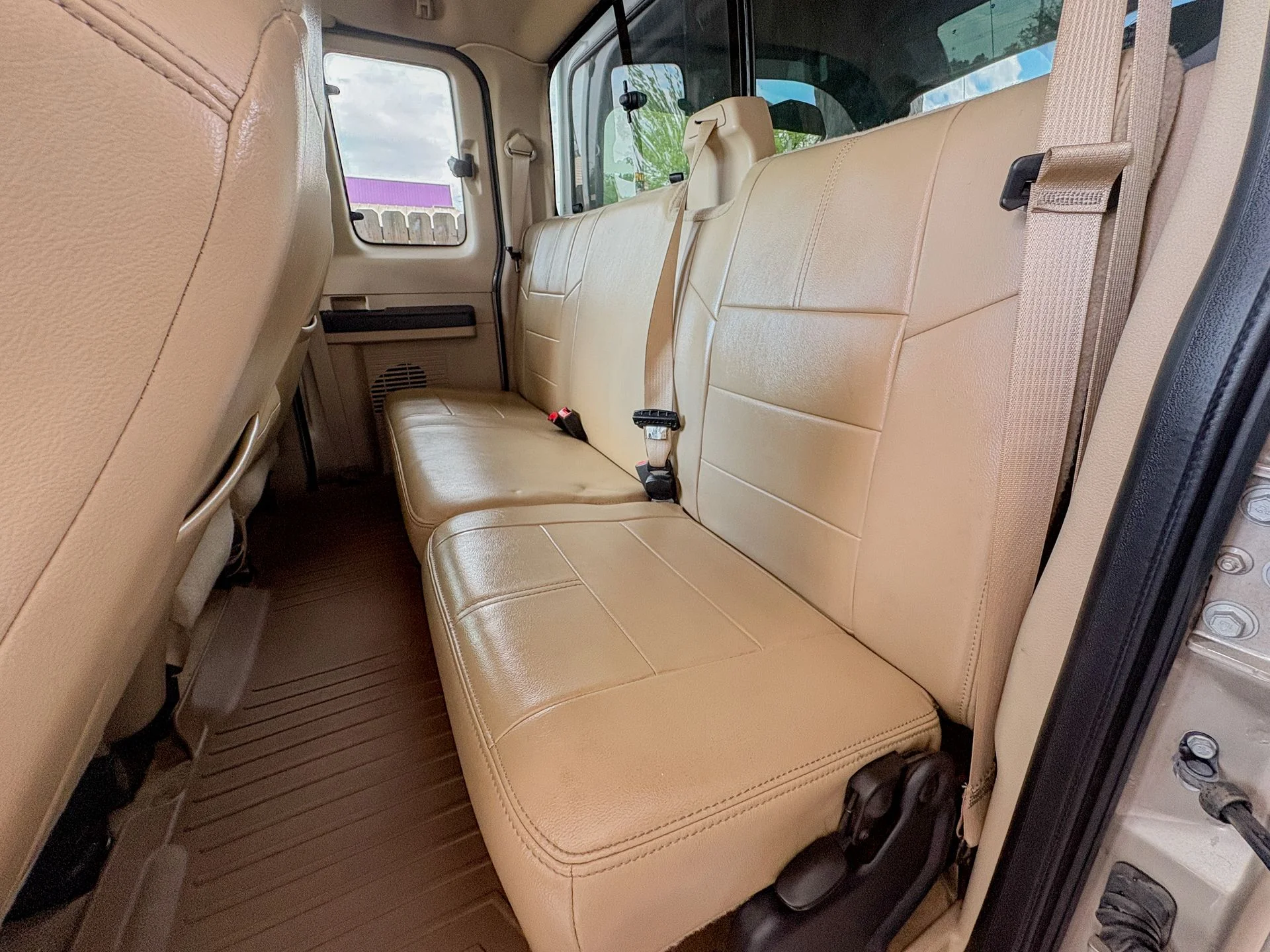 Used 2008 Gold Ford Lariat image 25
