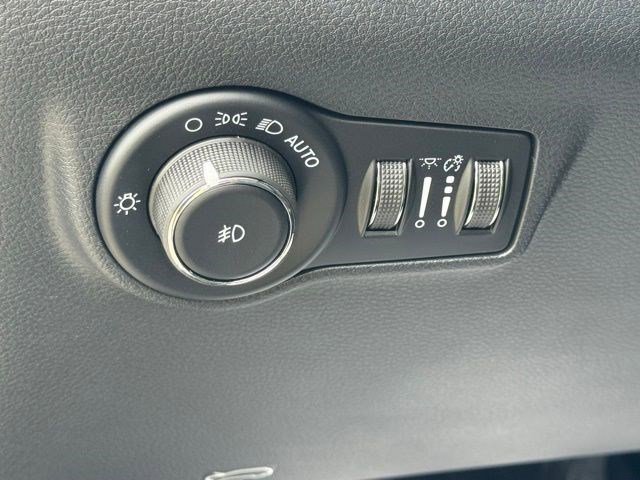 New 2026 Bright White Clear-Coat Exterior Paint Jeep Latitude image 11