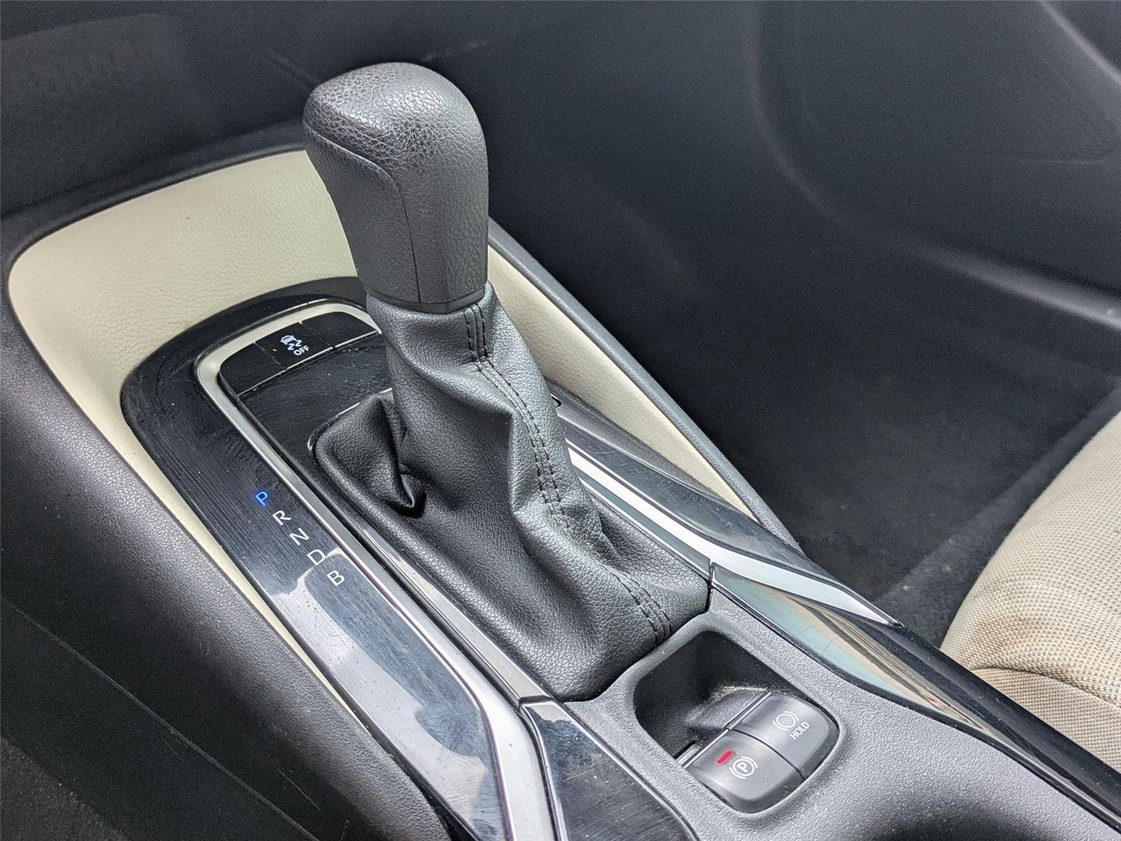 Used 2022 White Toyota LE image 21