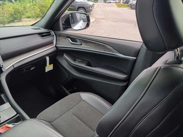 New 2027 Bright White Clear-Coat Paint Jeep Altitude image 17