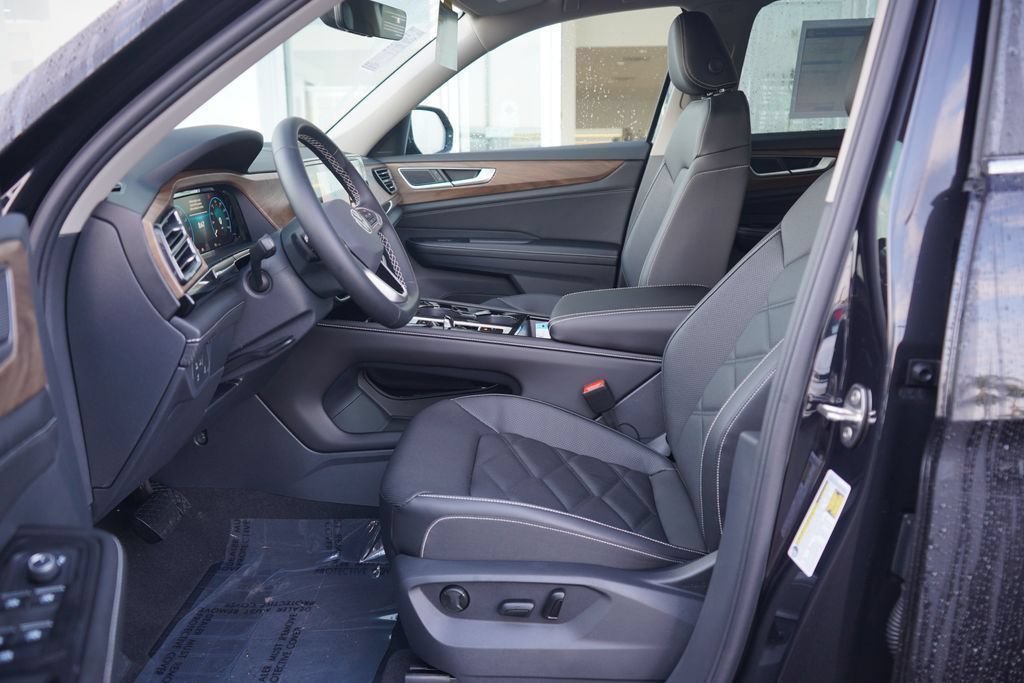 New 2026 Deep Black Pearl Volkswagen SE w/Technology image 6