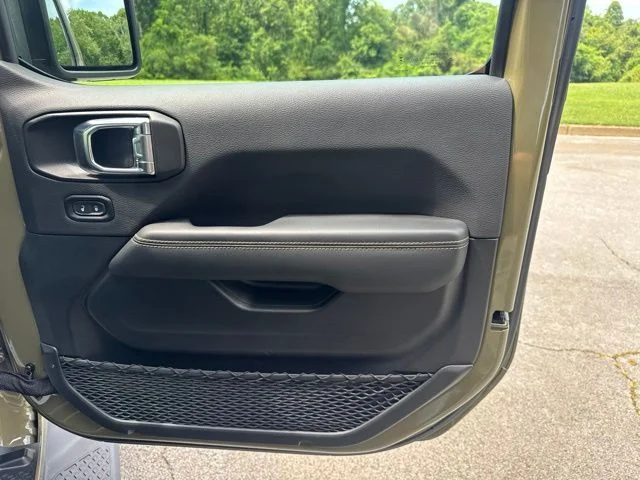 Used 2025  Jeep High Tide image 9