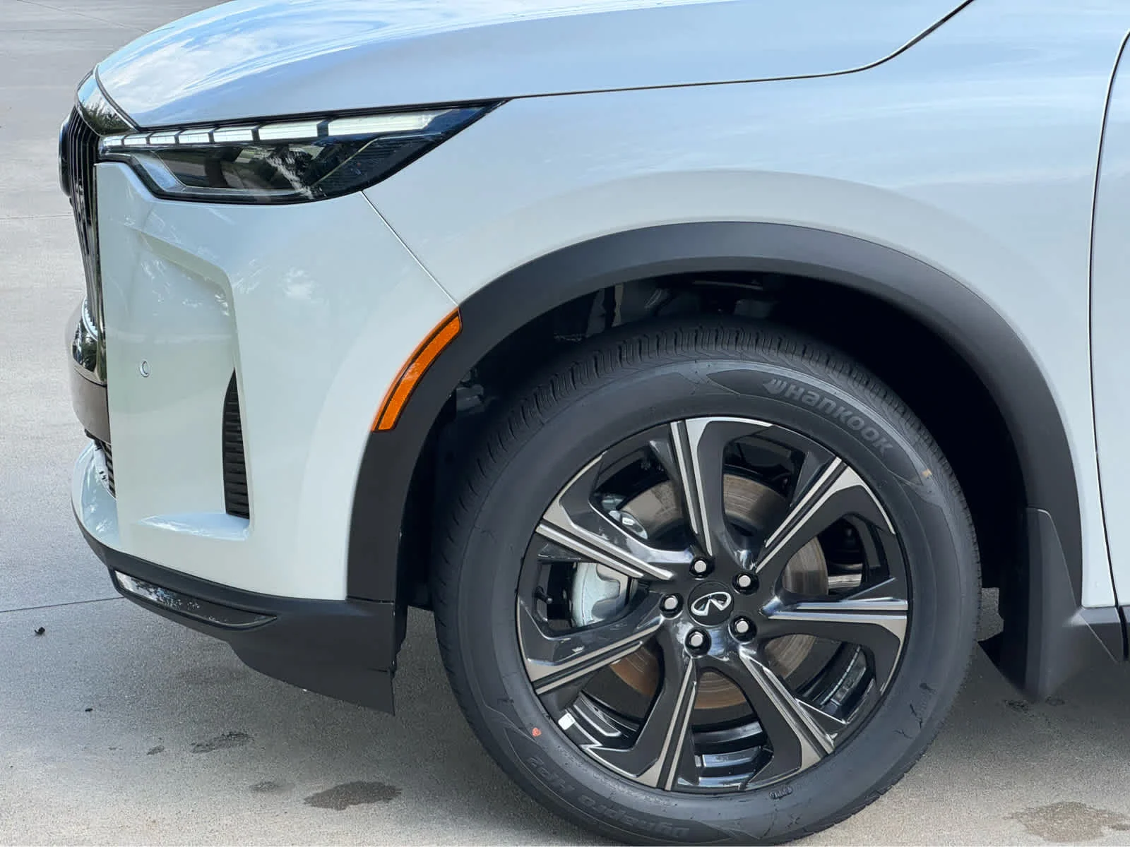 New 2027 2T RAD WHT INFINITI Autograph AWD image 21
