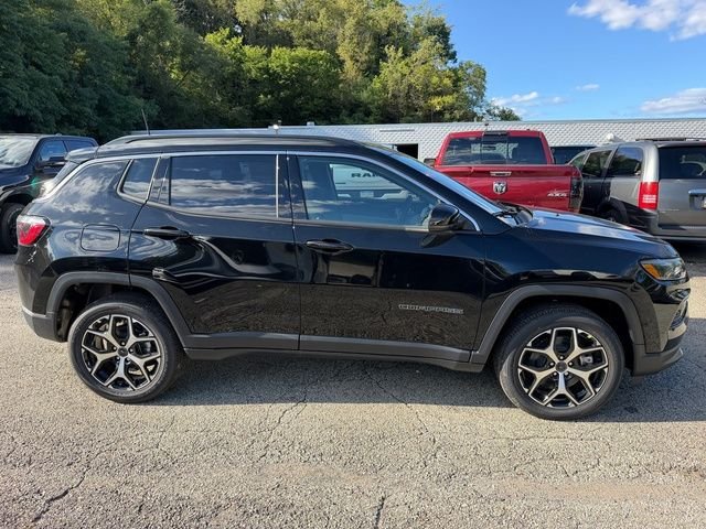 New 2026 Diamond Black Crystal Pearl-Coat Exterior Paint Jeep Limited image 8
