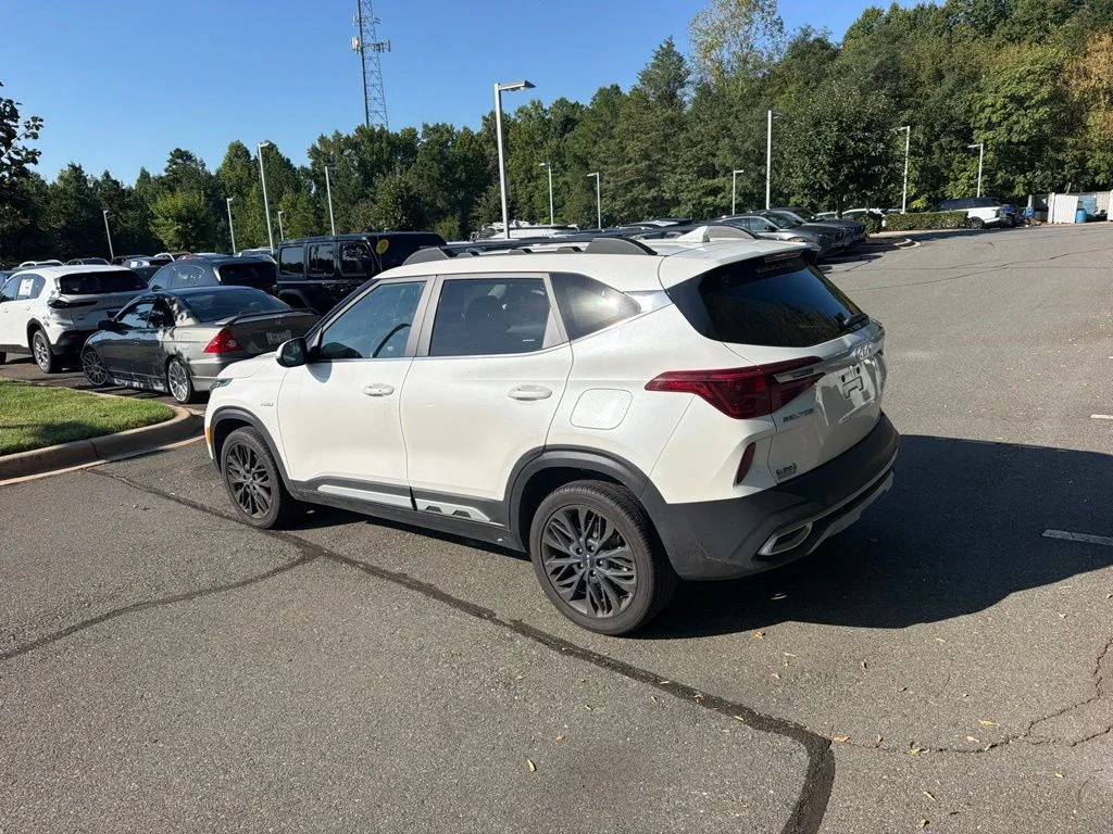 Used 2023 Snow White Pearl Kia Nightfall image 2