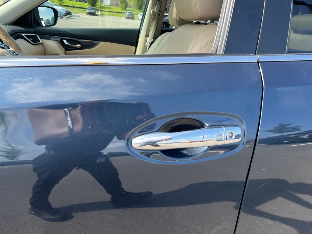 Used 2015 Arctic Blue Metallic Nissan SL image 5
