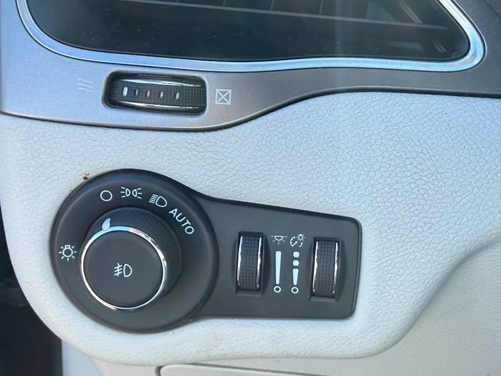 Used 2021 Red Jeep Latitude Plus image 15