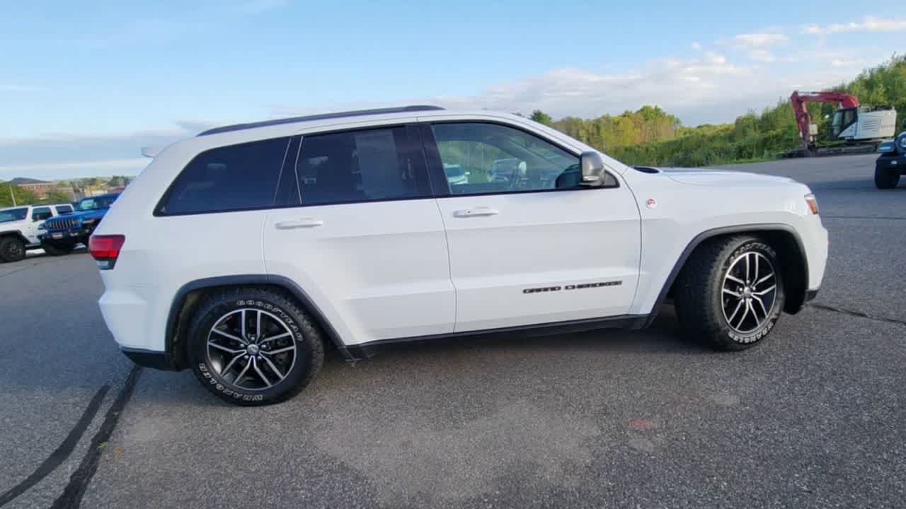 Used 2018 Bright White Clearcoat Jeep Trailhawk image 10
