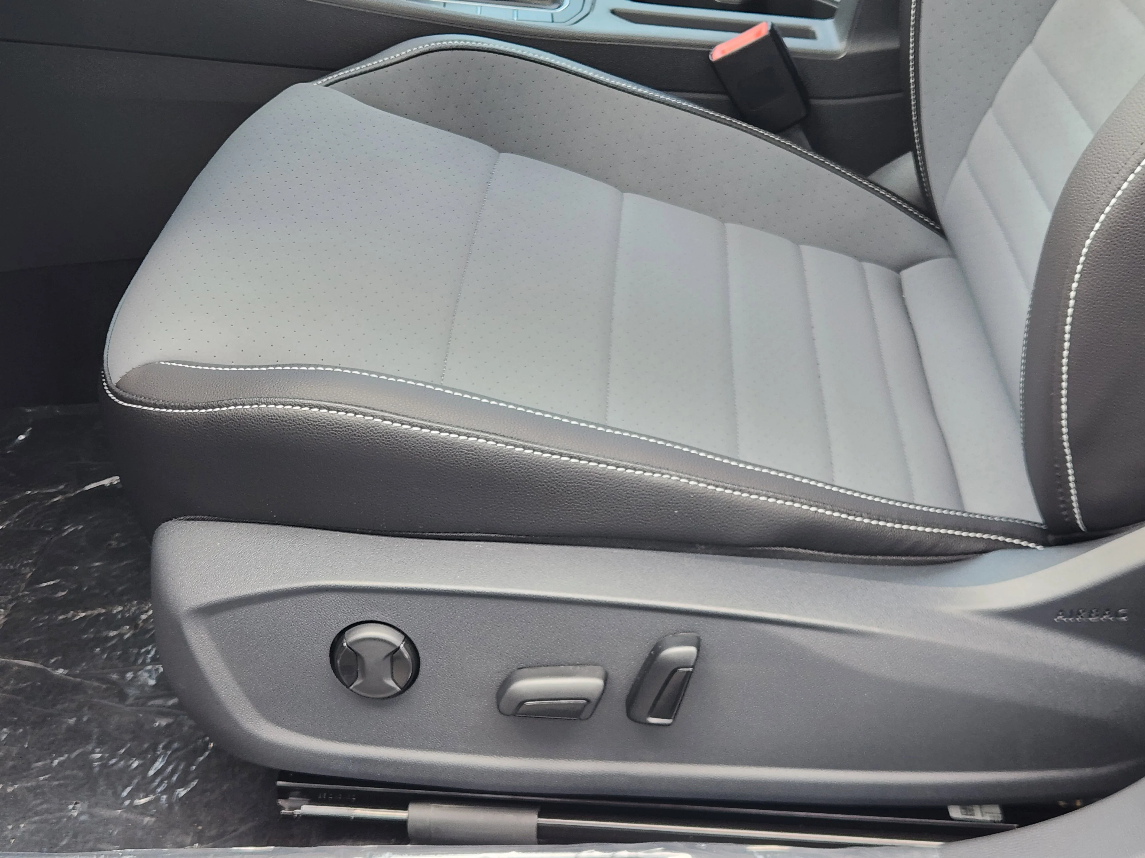 New 2026 Silver Volkswagen SE image 18
