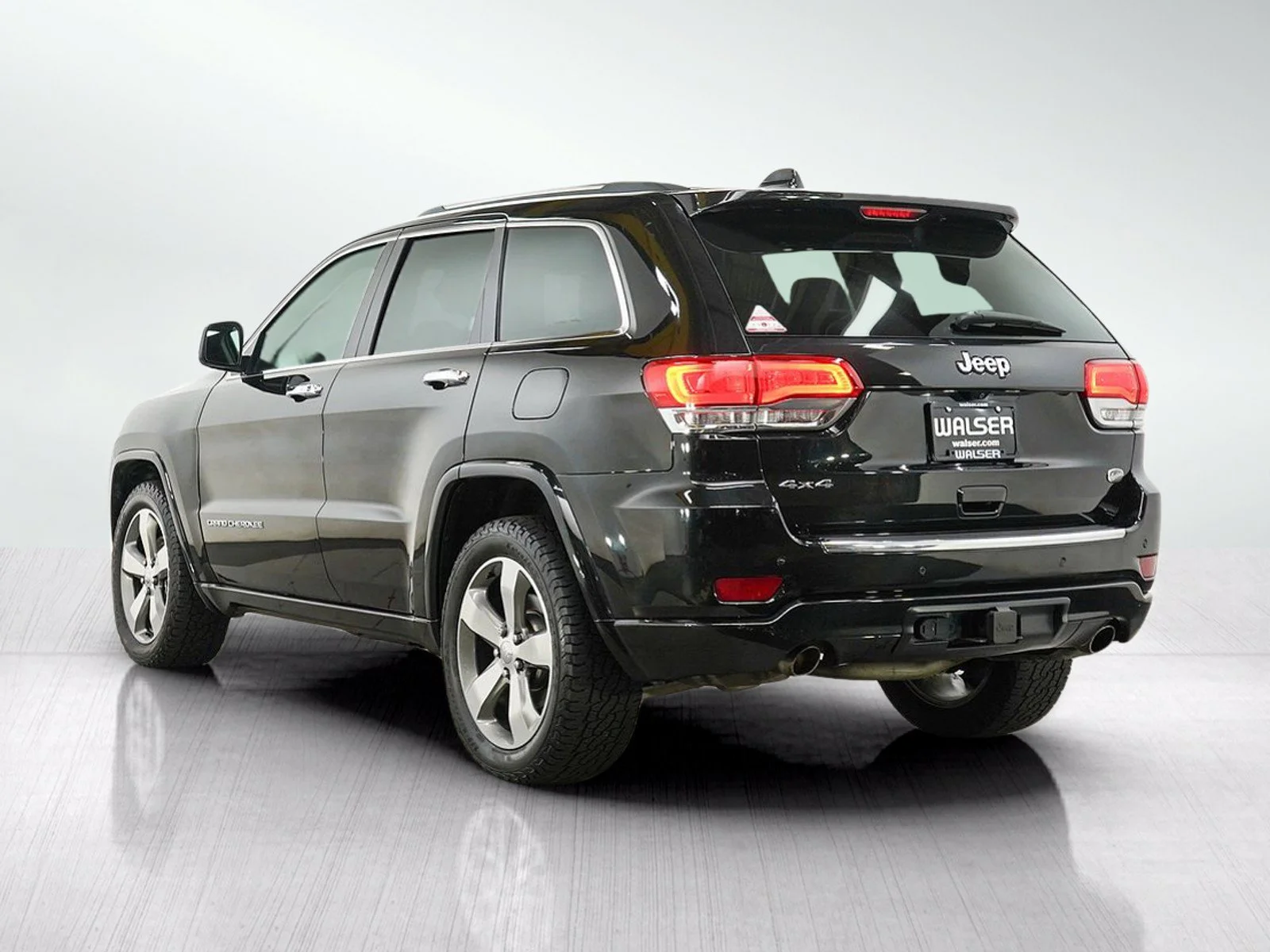 Used 2016 Brilliant Black Crystal Pearlcoat Jeep Overland image 3