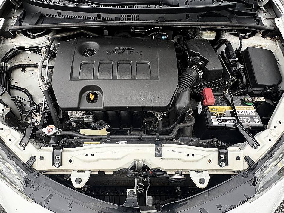 Used 2018 Super White Toyota LE image 26