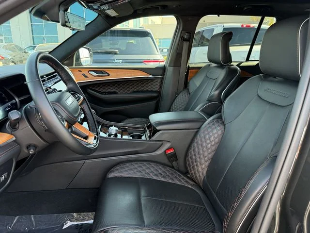 Used 2024 Pearlcoat Jeep Summit Reserve image 12