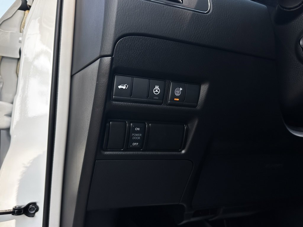 Used 2024 White Nissan Platinum image 19