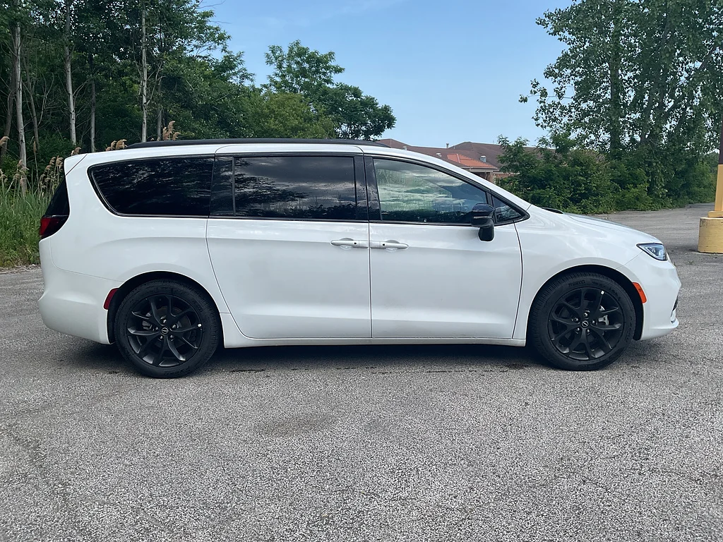 New 2026 Bright White Clear-Coat Exterior Paint Chrysler Limited image 4