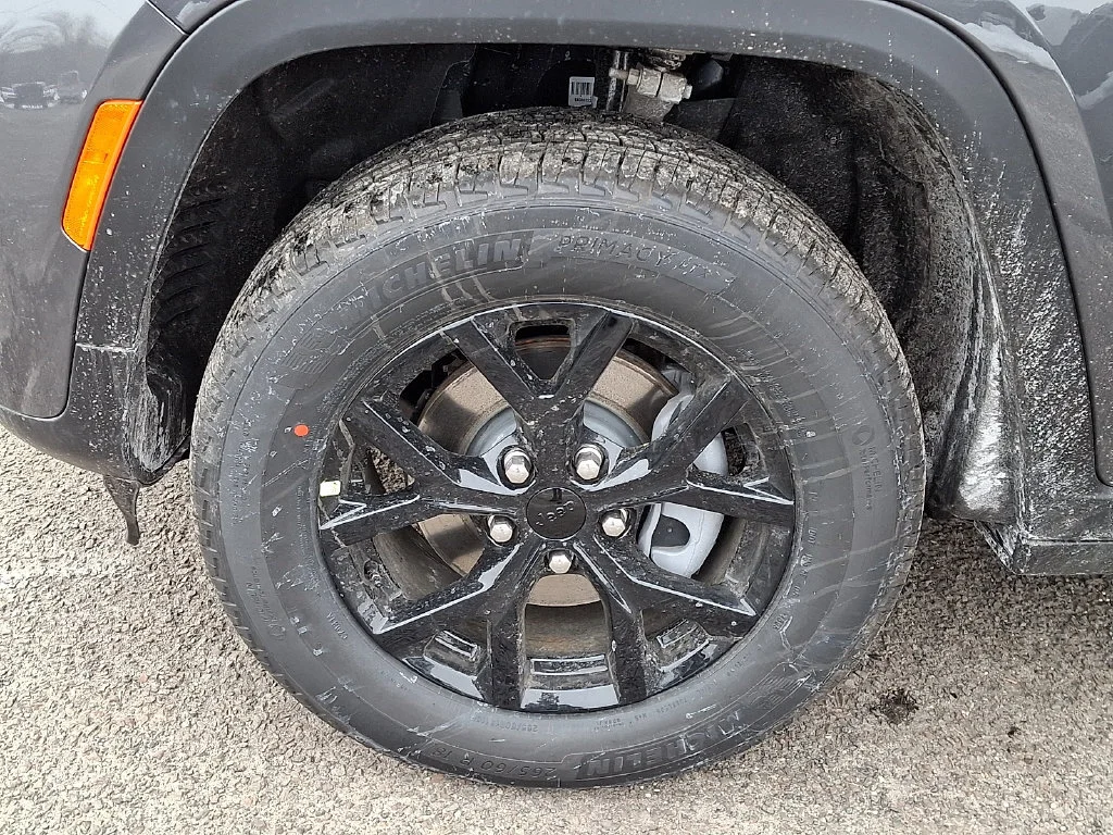 New 2026 Baltic Gray Metallic Clear-Coat Exterior Paint Jeep Laredo Altitude image 19