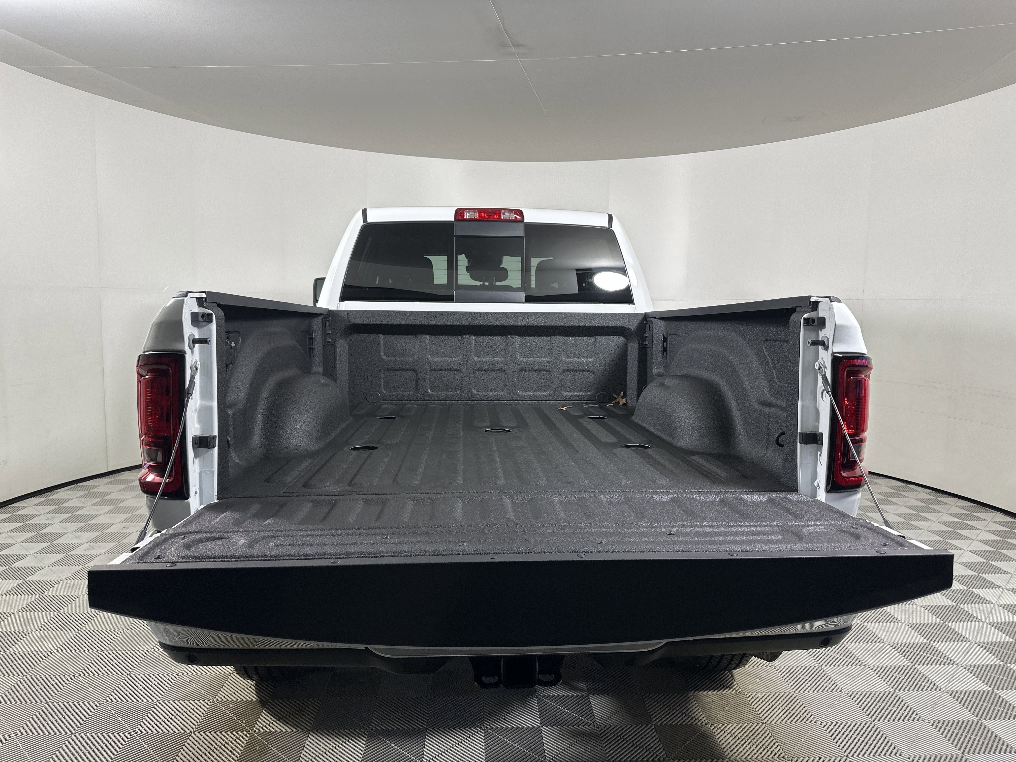 New 2026 Bright White Clear-Coat Exterior Paint RAM Tradesman image 25