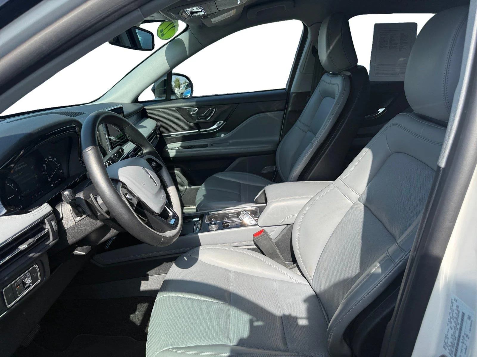Used 2022 Pristine White Lincoln Standard image 10
