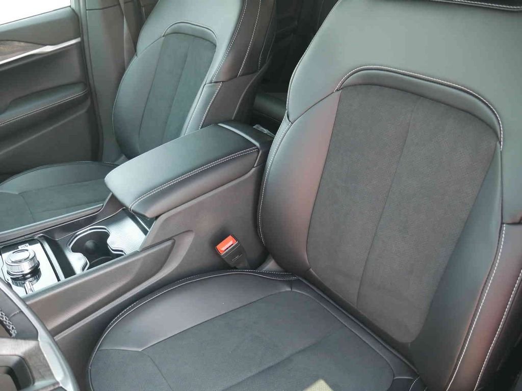 New 2026 Bright White Clear-Coat Exterior Paint Jeep Laredo image 26