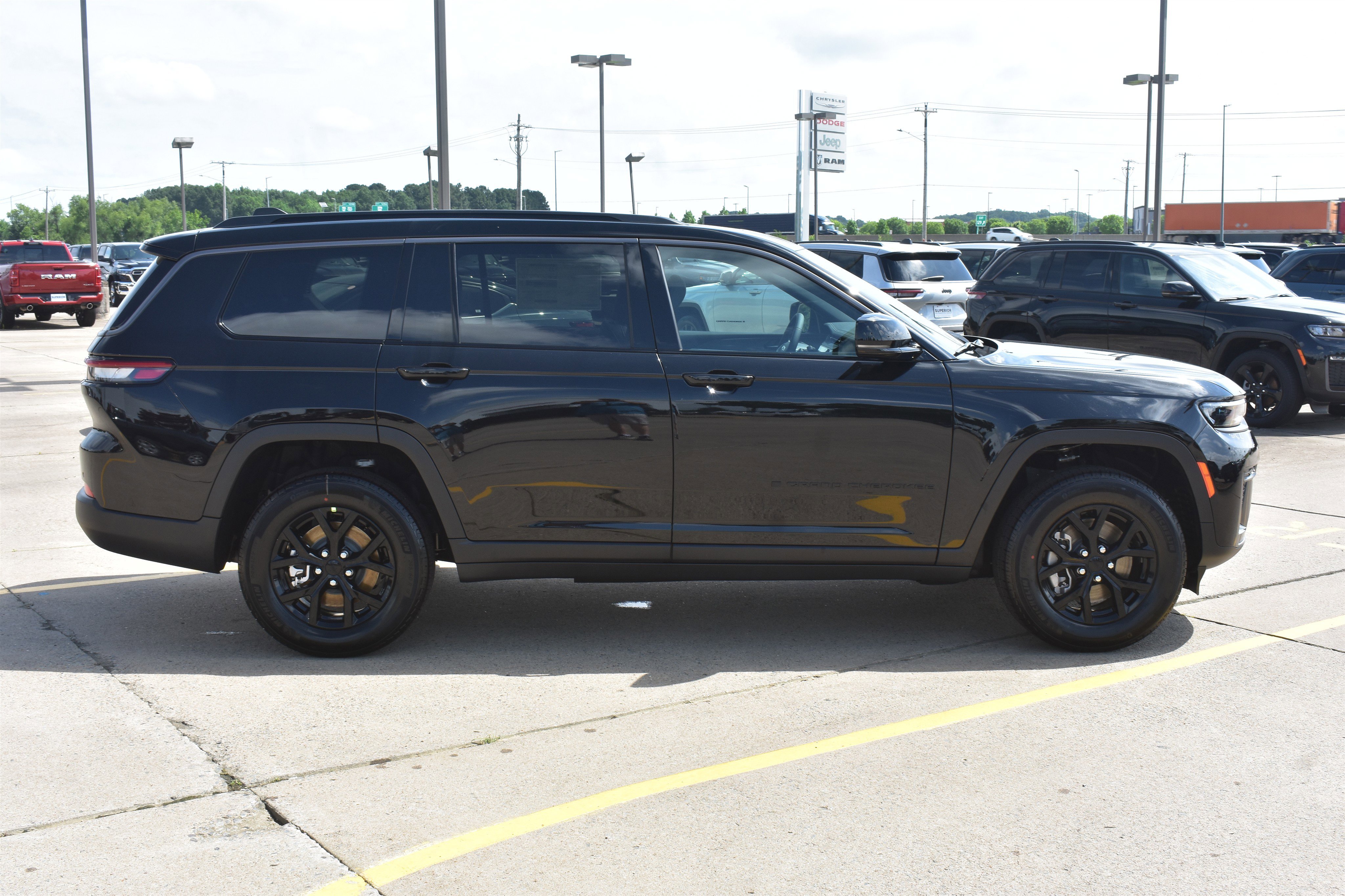 New 2026 Diamond Black Crystal Pearl-Coat Exterior Paint Jeep Laredo Altitude image 4