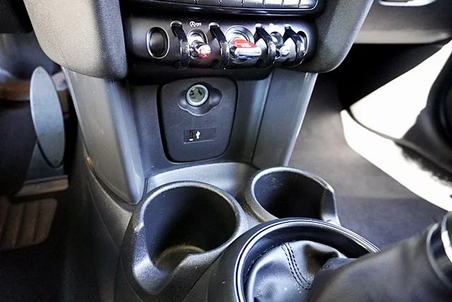 Used 2019 White MINI Classic image 28