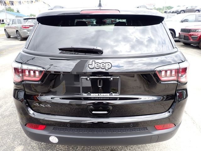 New 2026 Diamond Black Crystal Pearlcoat Jeep Limited image 4
